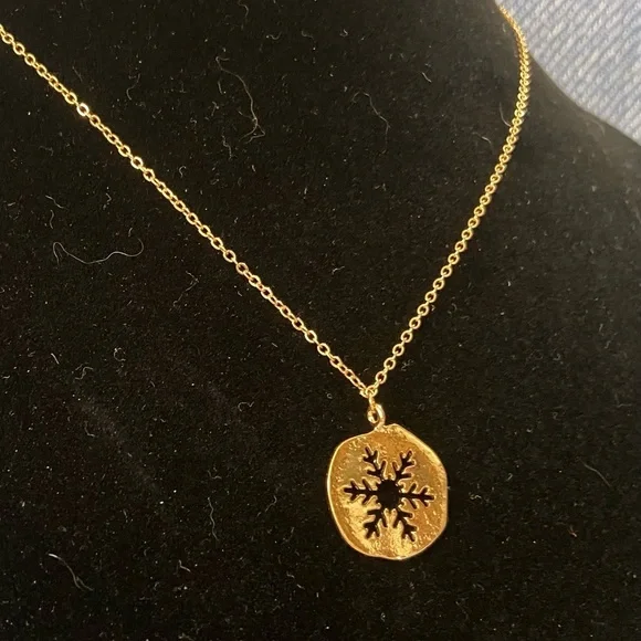 Elegant Gold Snowflake Pendant Necklace - Picture 2 of 2